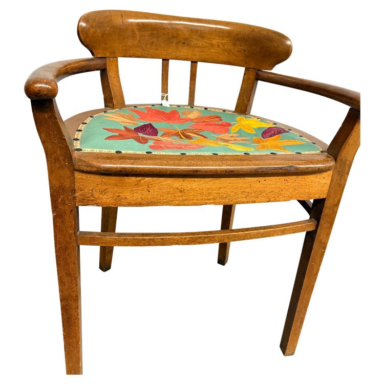 Antica poltroncina art decò 1940 in noce, seduta ricamata a foglie,70x52x44 cm