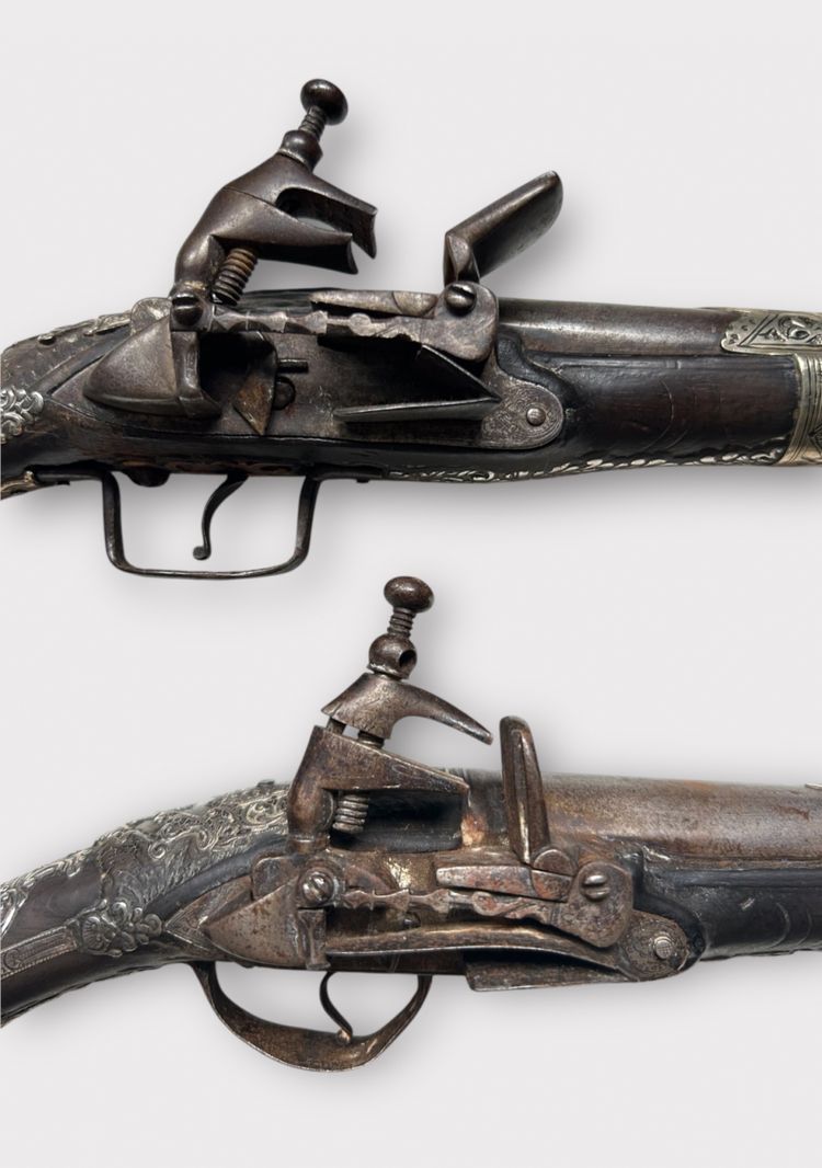 Coppia di pistole "kubur" - Pistole a pietra focaia cesellate in argento dell'Impero turco ottomano dei Balcani 1830