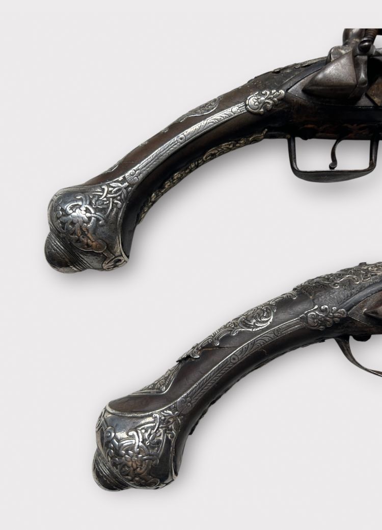 Coppia di pistole "kubur" - Pistole a pietra focaia cesellate in argento dell'Impero turco ottomano dei Balcani 1830