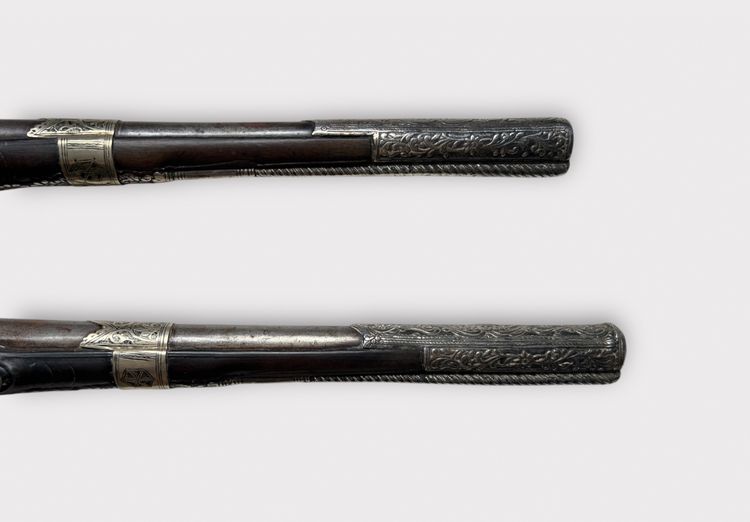 Coppia di pistole "kubur" - Pistole a pietra focaia cesellate in argento dell'Impero turco ottomano dei Balcani 1830