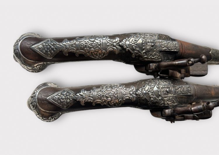 Coppia di pistole "kubur" - Pistole a pietra focaia cesellate in argento dell'Impero turco ottomano dei Balcani 1830