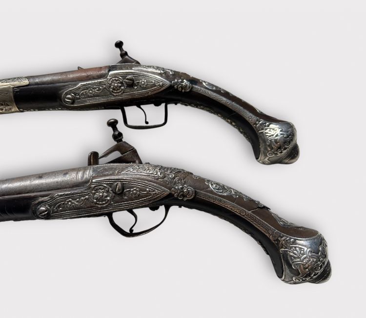 Coppia di pistole "kubur" - Pistole a pietra focaia cesellate in argento dell'Impero turco ottomano dei Balcani 1830