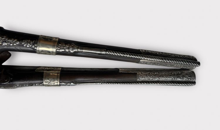 Coppia di pistole "kubur" - Pistole a pietra focaia cesellate in argento dell'Impero turco ottomano dei Balcani 1830