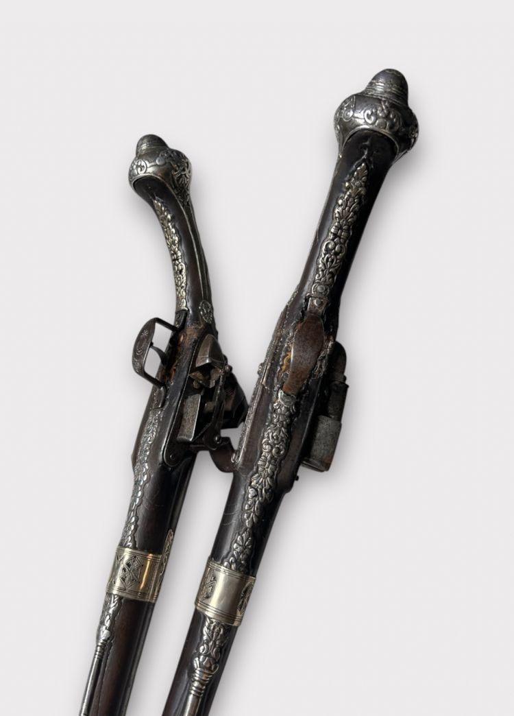 Coppia di pistole "kubur" - Pistole a pietra focaia cesellate in argento dell'Impero turco ottomano dei Balcani 1830