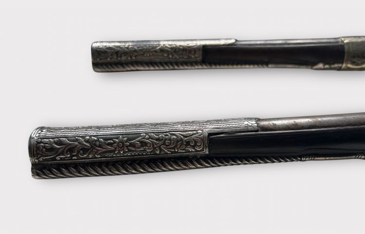 Coppia di pistole "kubur" - Pistole a pietra focaia cesellate in argento dell'Impero turco ottomano dei Balcani 1830