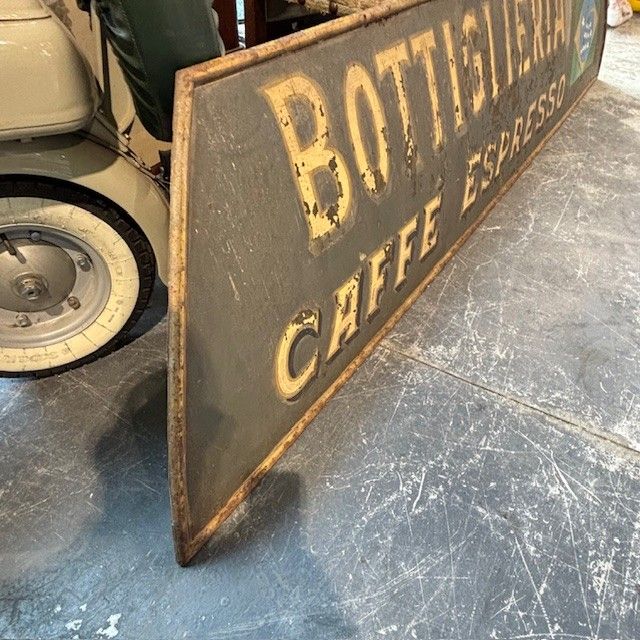 Ancienne grande enseigne en métal peint « Bottiglieria » de la fin du 19ème siècle. en fer. Taille 270 x 57 
