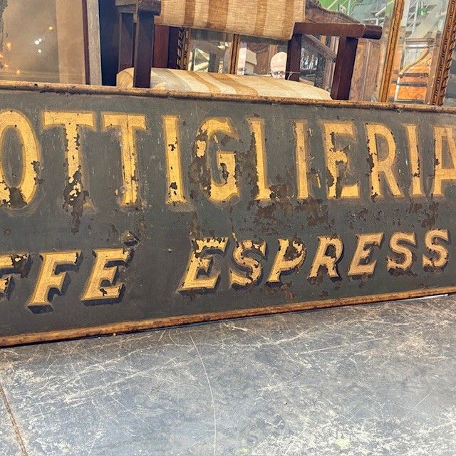 Ancienne grande enseigne en métal peint « Bottiglieria » de la fin du 19ème siècle. en fer. Taille 270 x 57 