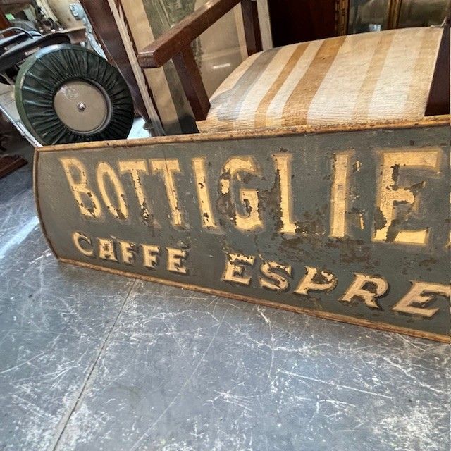 Ancienne grande enseigne en métal peint « Bottiglieria » de la fin du 19ème siècle. en fer. Taille 270 x 57 