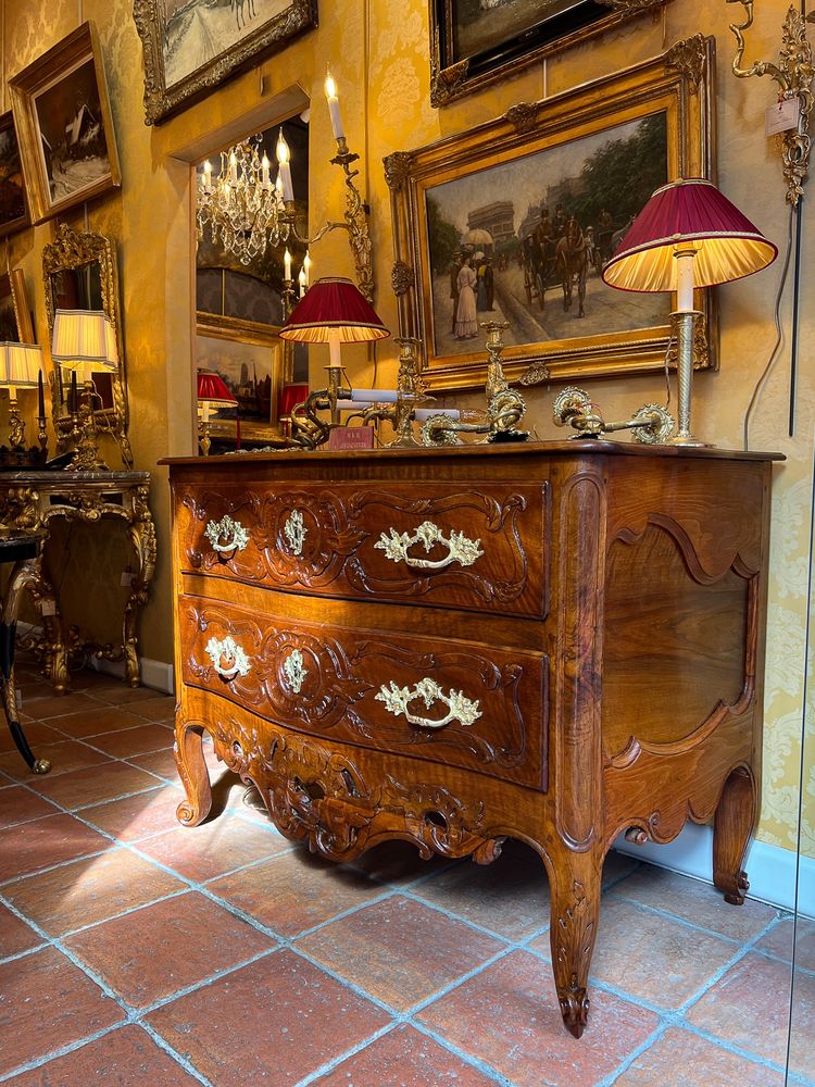 Cassettiera curva in noce modellato e intagliato in stile Luigi XV, Provenza, circa 1740-1750