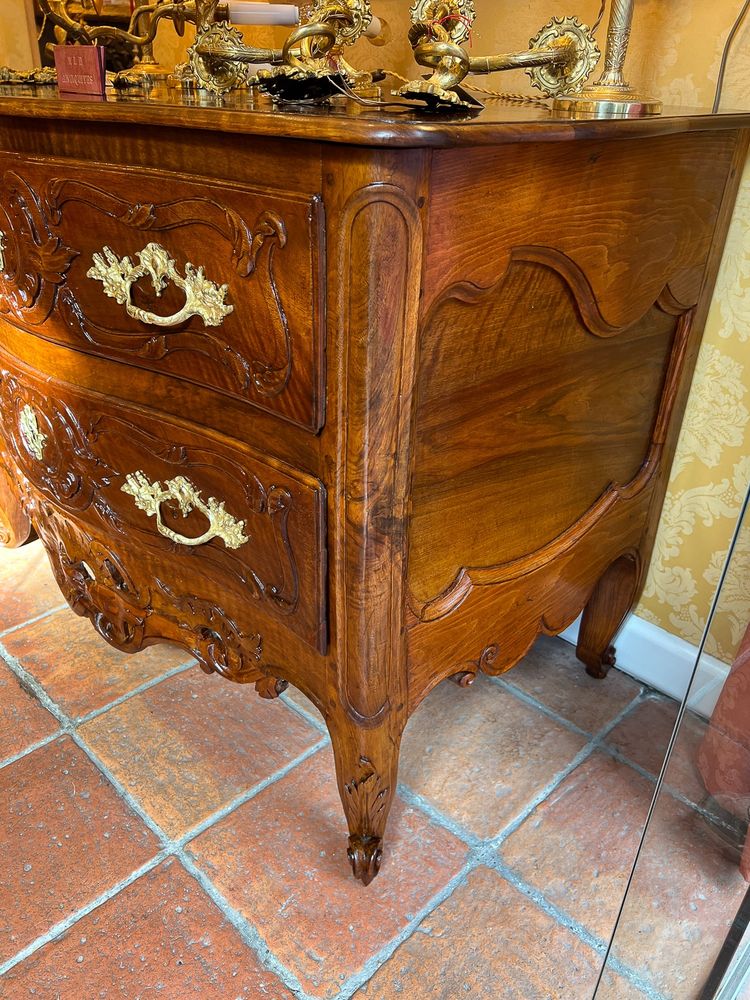 Cassettiera curva in noce modellato e intagliato in stile Luigi XV, Provenza, circa 1740-1750