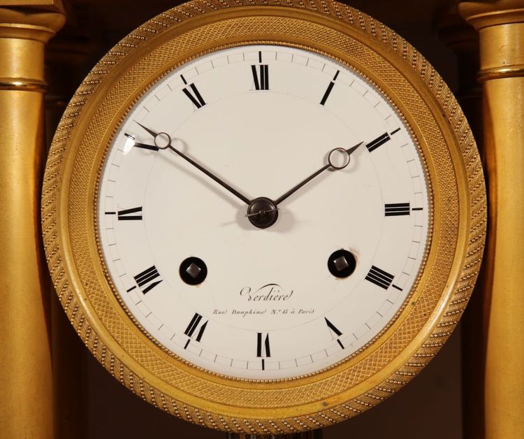 Französische Charles X-Portikusuhr, original, sehr schön und vergoldet, circa 1830.