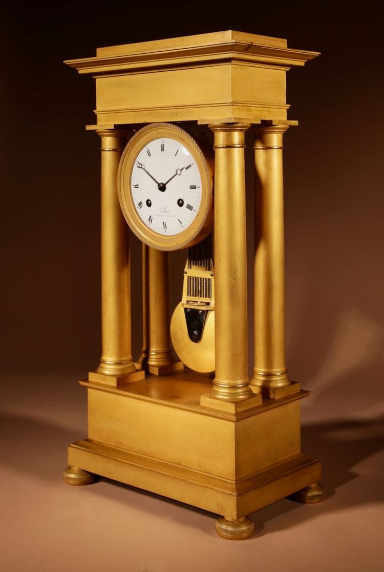 Französische Charles X-Portikusuhr, original, sehr schön und vergoldet, circa 1830.