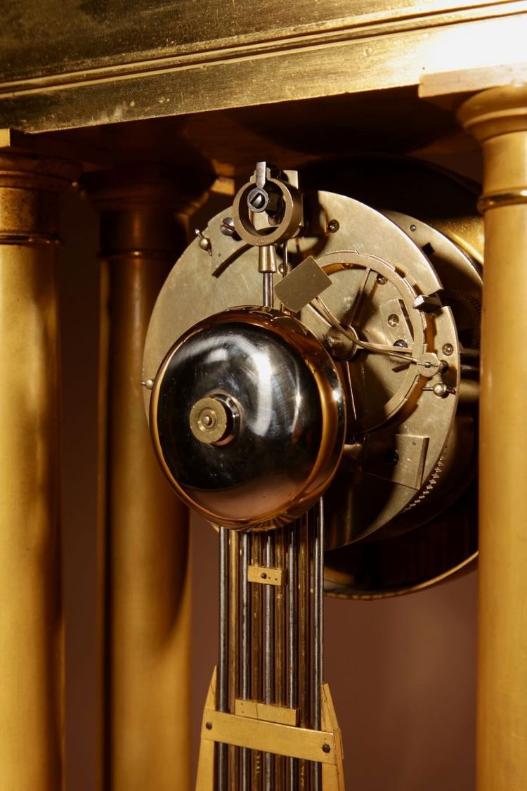 Französische Charles X-Portikusuhr, original, sehr schön und vergoldet, circa 1830.