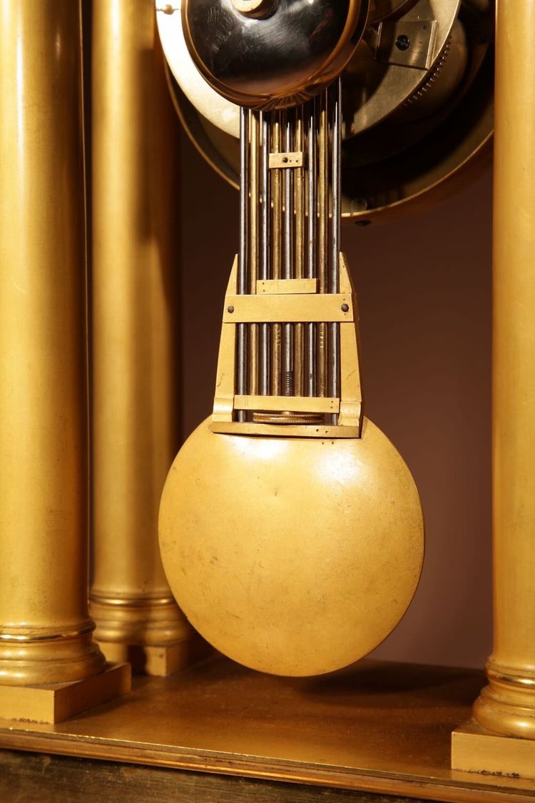Französische Charles X-Portikusuhr, original, sehr schön und vergoldet, circa 1830.