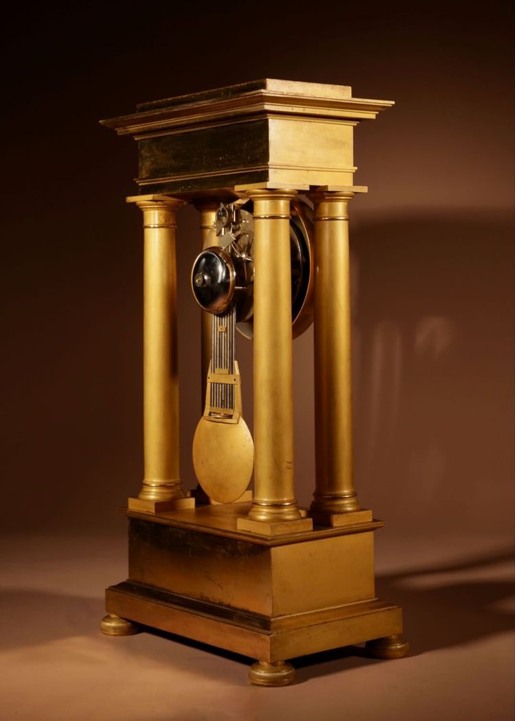 Französische Charles X-Portikusuhr, original, sehr schön und vergoldet, circa 1830.