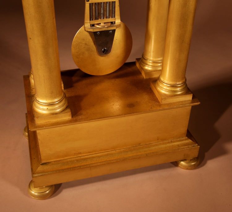 Französische Charles X-Portikusuhr, original, sehr schön und vergoldet, circa 1830.