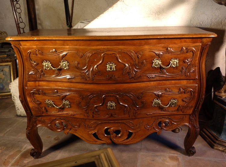 Cassettone Nîmes in noce massello, Provenza, XVIII secolo