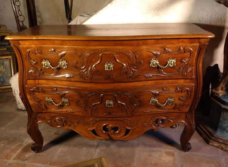 Cassettone Nîmes in noce massello, Provenza, XVIII secolo