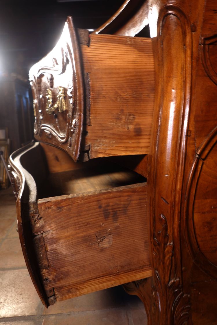 Cassettone Nîmes in noce massello, Provenza, XVIII secolo
