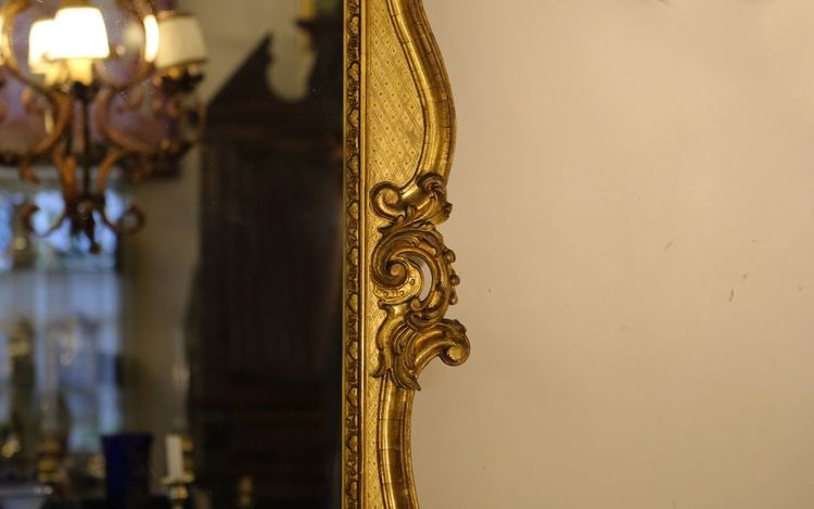 Miroir en bois et stuc doré à la feuille  Style Louis XV