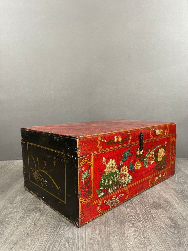Coffre Ancien Peint à La Main, Décor Floral Sur Fond Rouge, XIXe Siècle