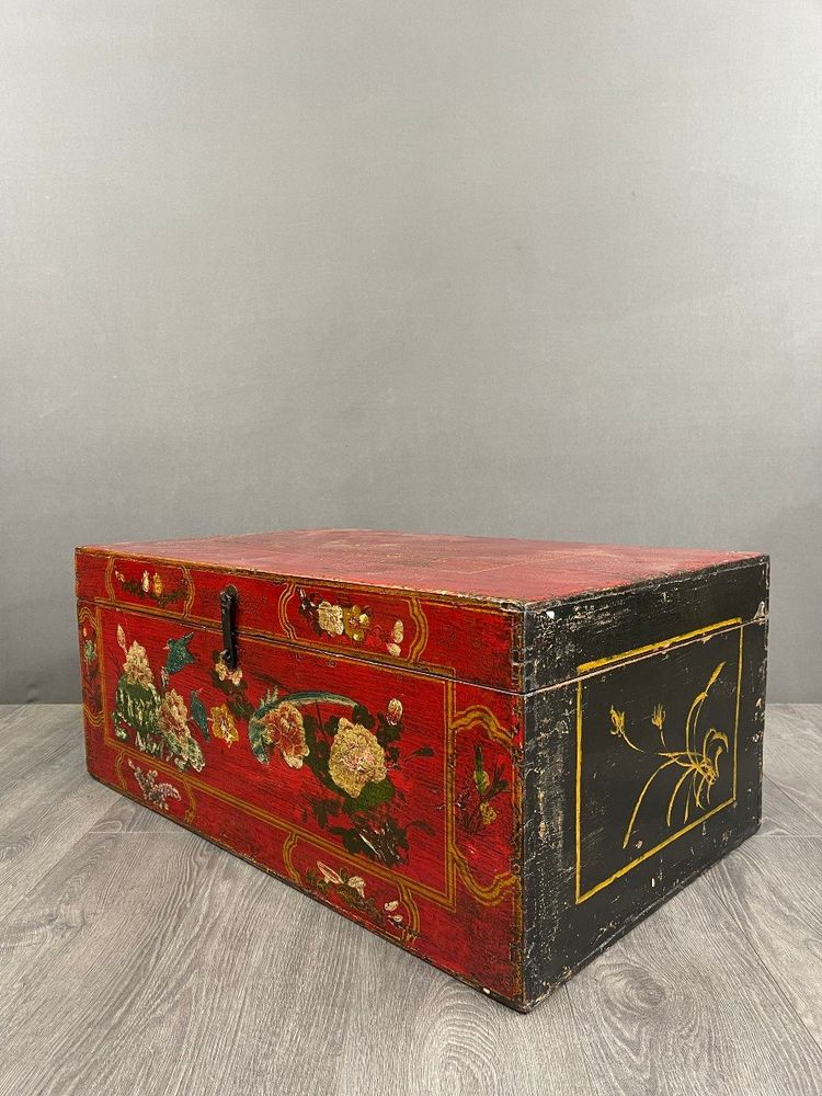 Coffre Ancien Peint à La Main, Décor Floral Sur Fond Rouge, XIXe Siècle