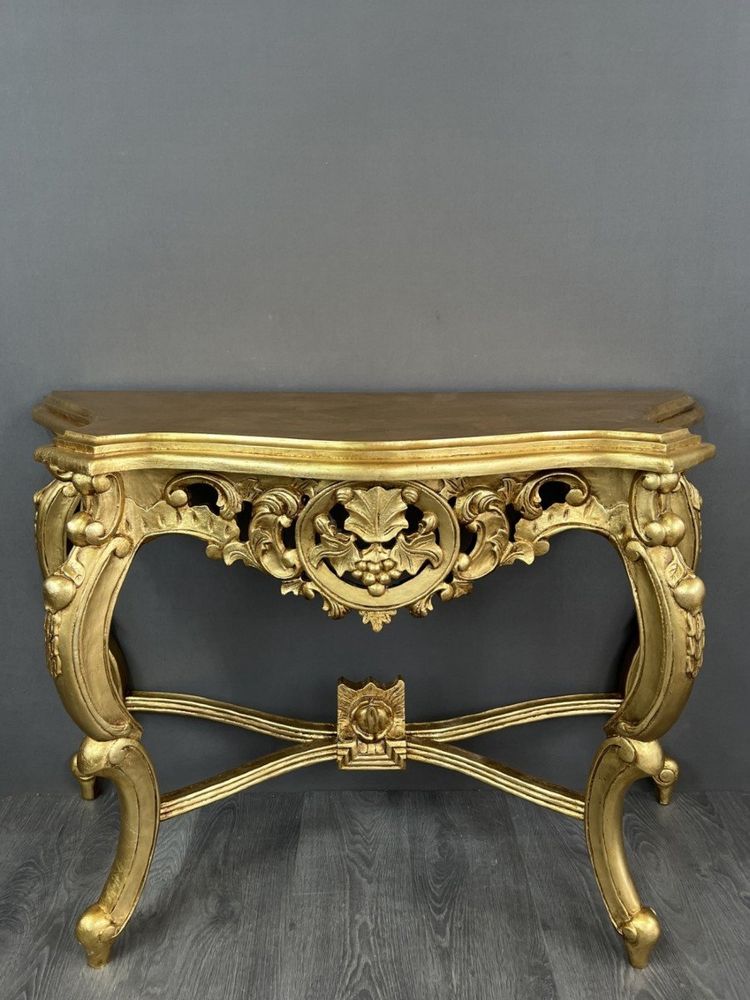 Elegant Gilded Console With Carved Details 20th Century