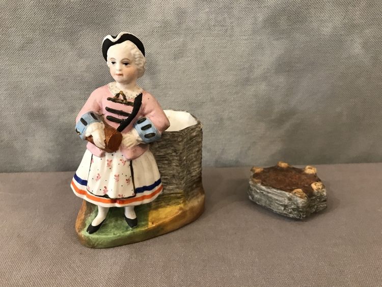 Pot à tabac en porcelaine de biscuit d'époque 19 ème 