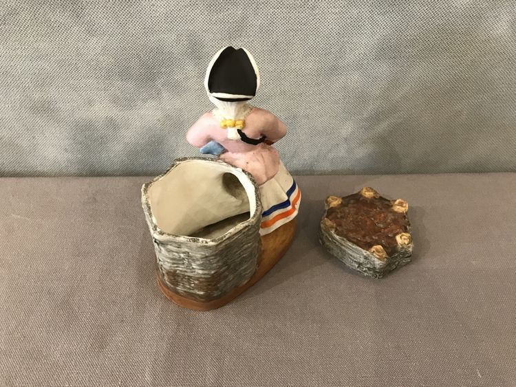 Pot à tabac en porcelaine de biscuit d'époque 19 ème 