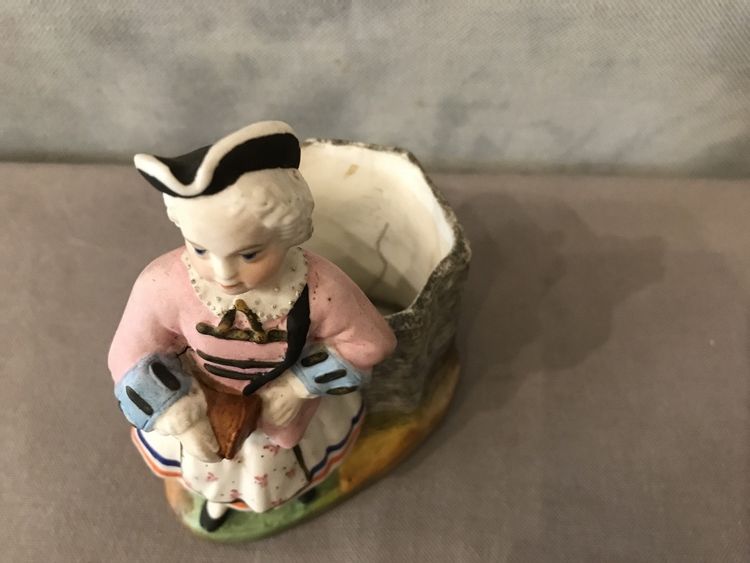 Pot à tabac en porcelaine de biscuit d'époque 19 ème 