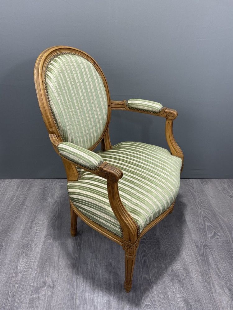 Coppia di poltrone in stile Luigi XVI con tessuto a righe verdi XX secolo