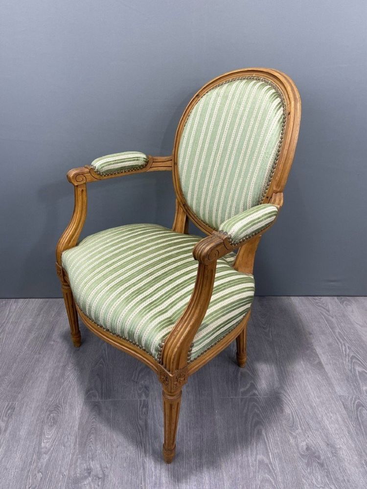 Coppia di poltrone in stile Luigi XVI con tessuto a righe verdi XX secolo