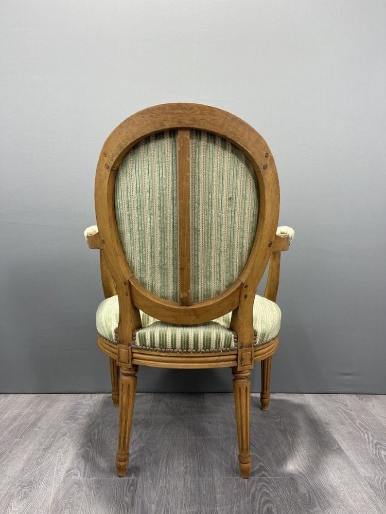 Coppia di poltrone in stile Luigi XVI con tessuto a righe verdi XX secolo