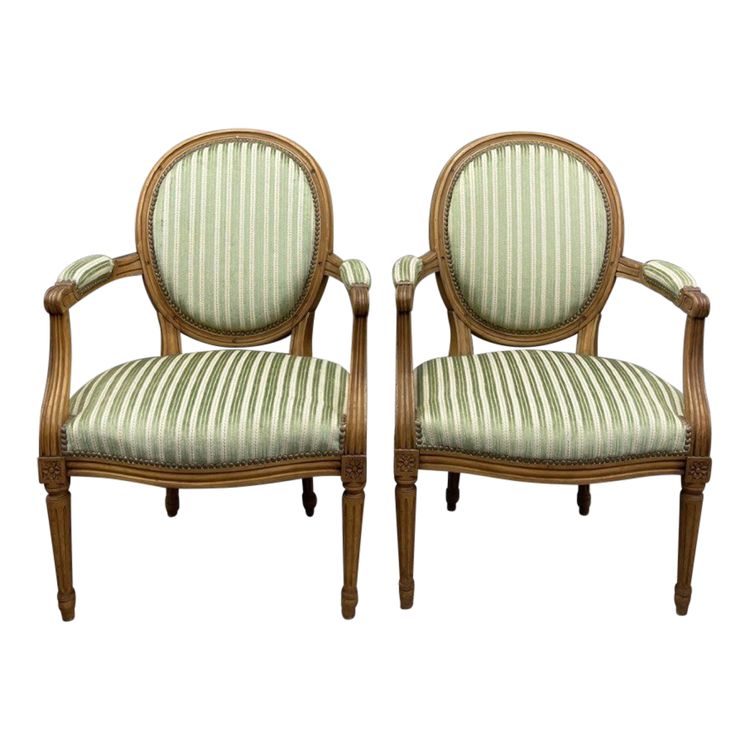Coppia di poltrone in stile Luigi XVI con tessuto a righe verdi XX secolo