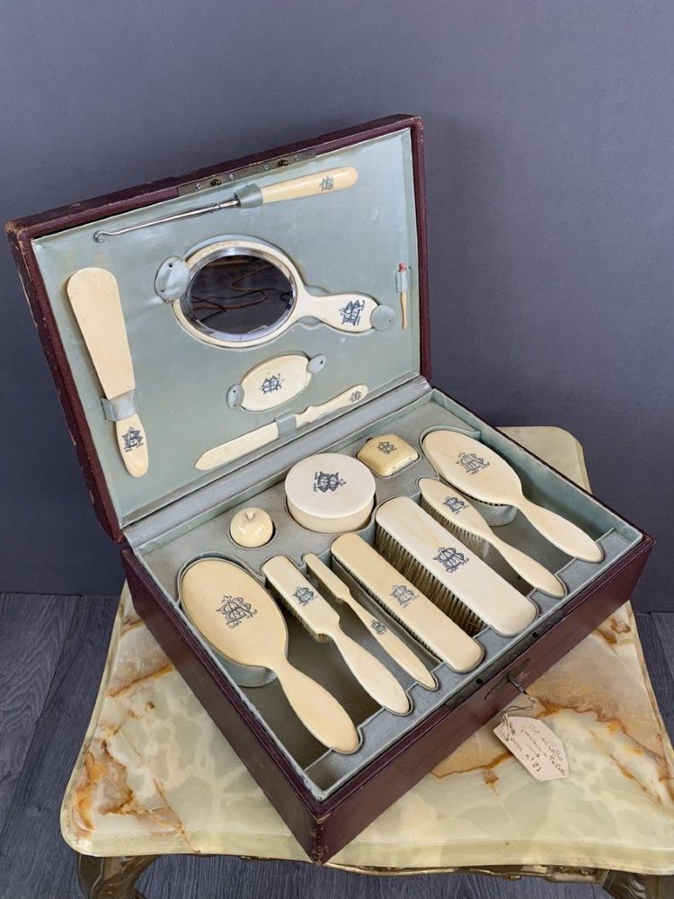 Coffret De Toilette En Ivoire, 18th Century