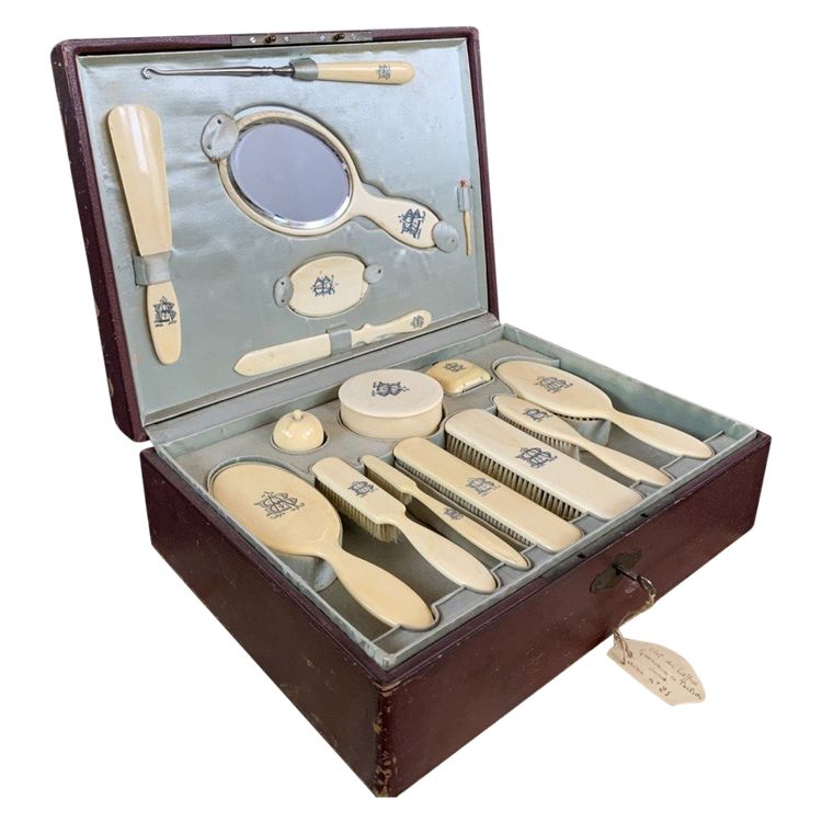 Coffret De Toilette En Ivoire, 18th Century