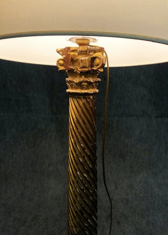 Lampada in legno dorato, 20° secolo