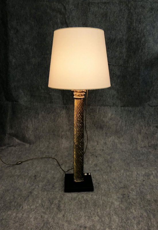 Lampada in legno dorato, 20° secolo
