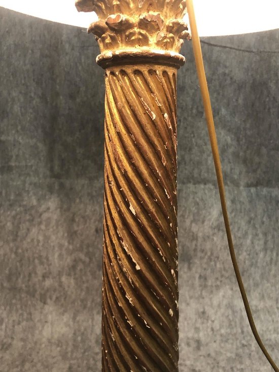 Lampada in legno dorato, 20° secolo