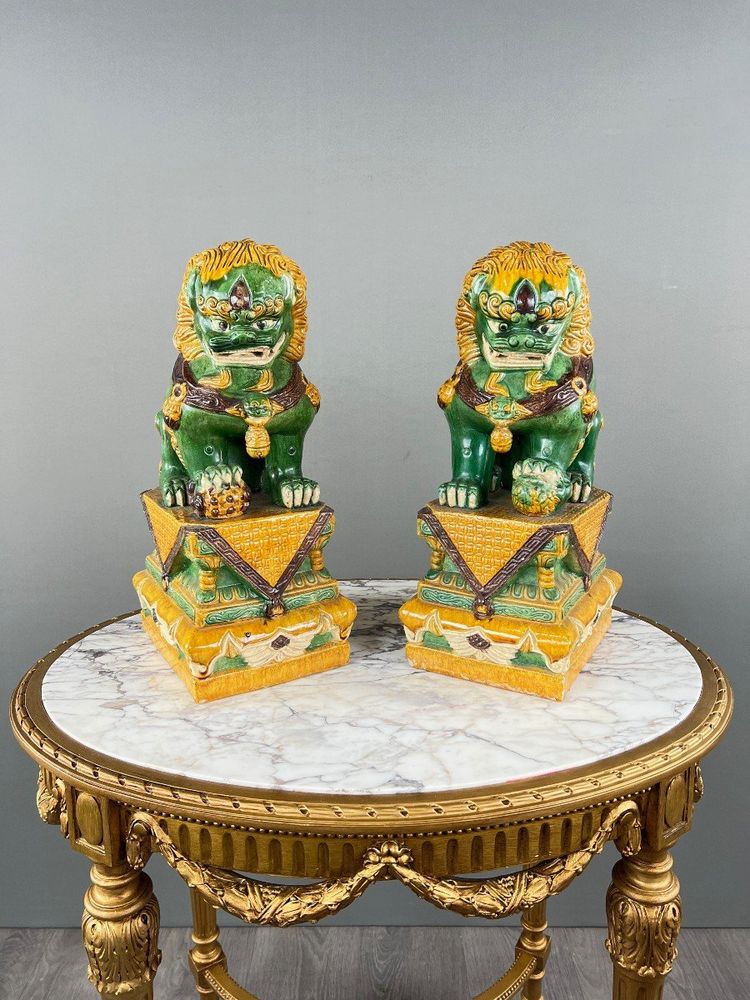 Coppia di leoni guardiani in ceramica smaltata, Cina, XX secolo