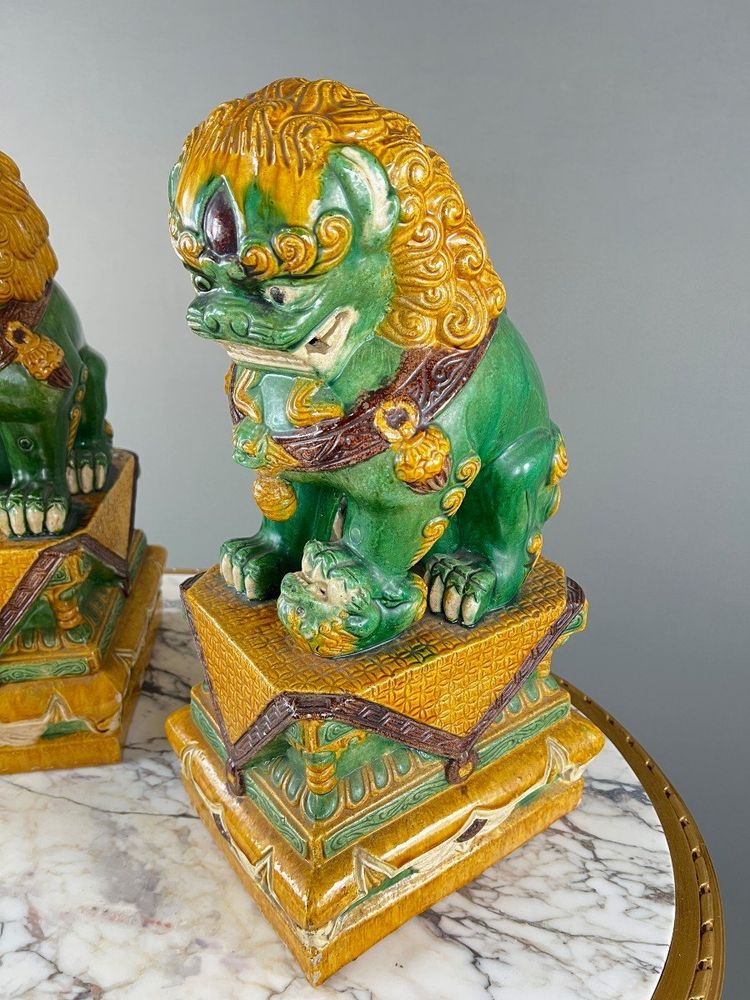 Coppia di leoni guardiani in ceramica smaltata, Cina, XX secolo