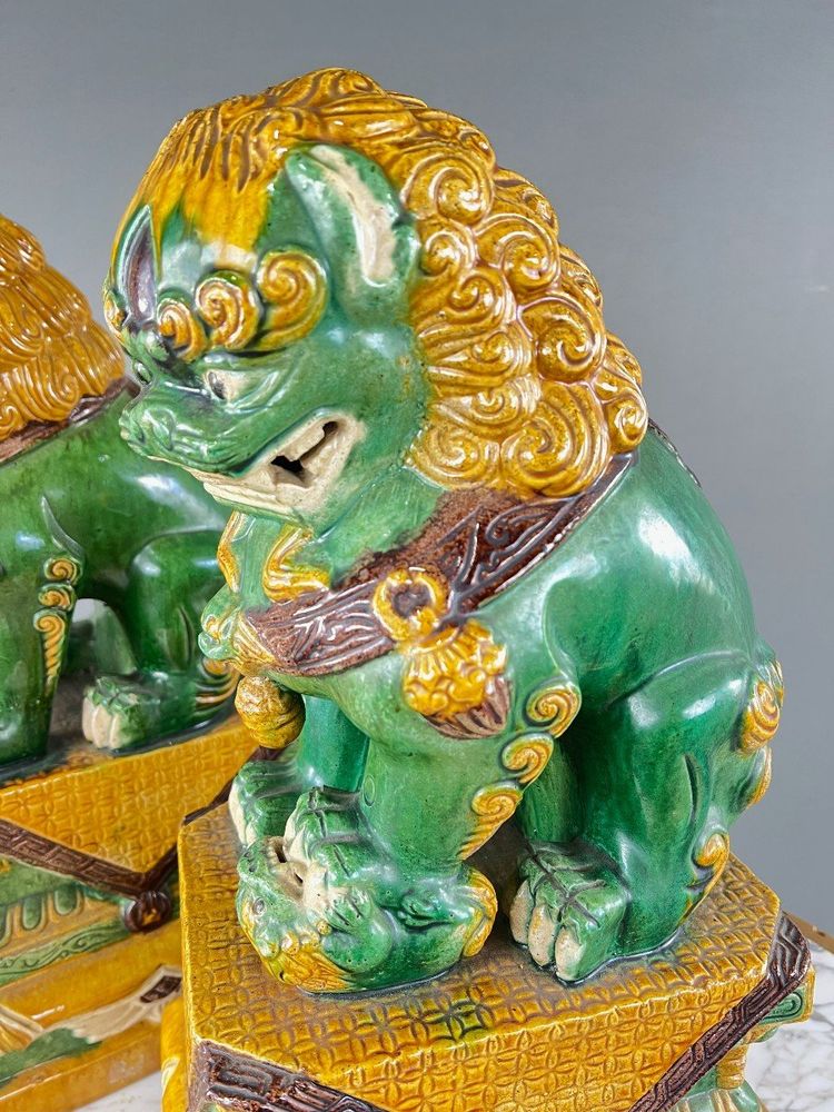 Coppia di leoni guardiani in ceramica smaltata, Cina, XX secolo
