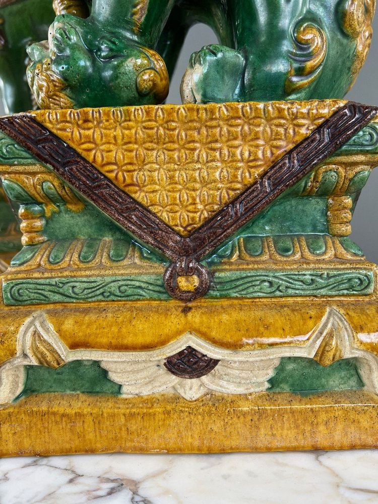 Coppia di leoni guardiani in ceramica smaltata, Cina, XX secolo