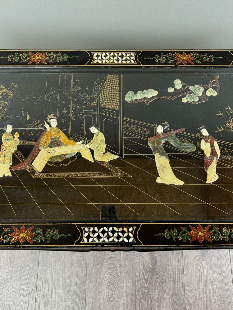 Table Basse Chinoise Laquée Et Incrustée, XXe Siècle