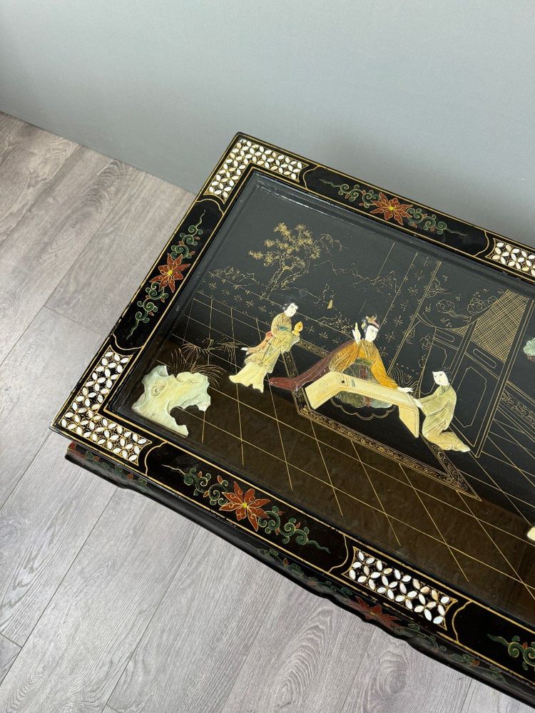 Table Basse Chinoise Laquée Et Incrustée, XXe Siècle