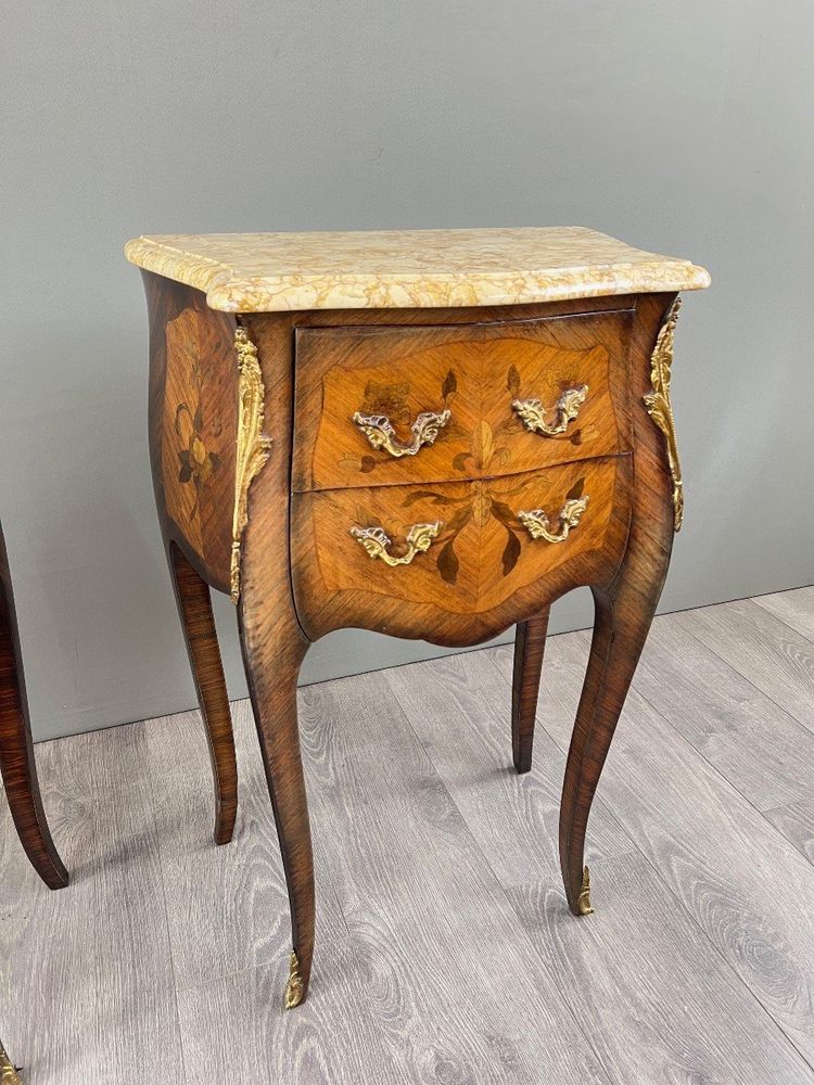 Paire De Tables De Chevet De Style Louis XV En Marqueterie Et Marbre – XIXe Siècle