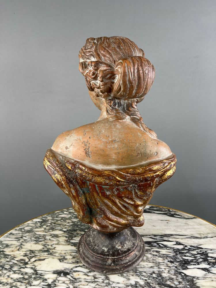 Busto femminile in terracotta, Italia, XX secolo