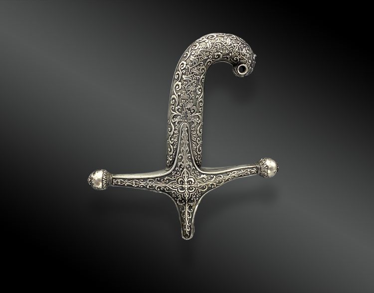 Poignée et bouterolle en argent massif pour sabre oriental Kilij, Turquie période Ottoman. XIXème 