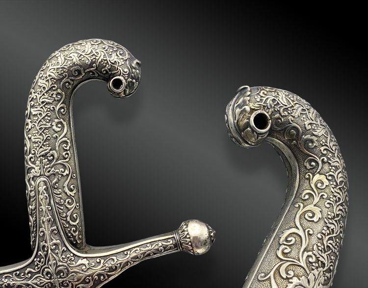 Poignée et bouterolle en argent massif pour sabre oriental Kilij, Turquie période Ottoman. XIXème 