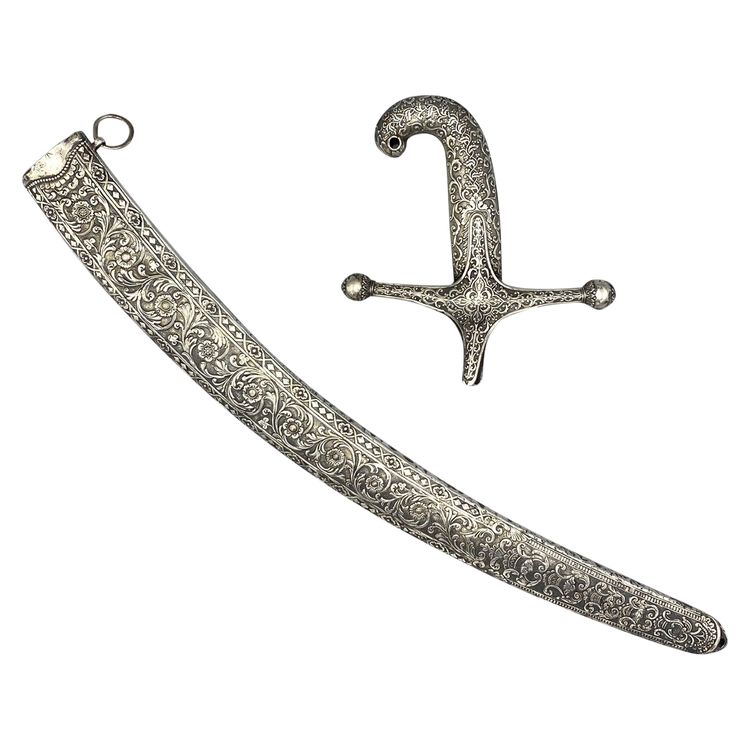 Poignée et bouterolle en argent massif pour sabre oriental Kilij, Turquie période Ottoman. XIXème 